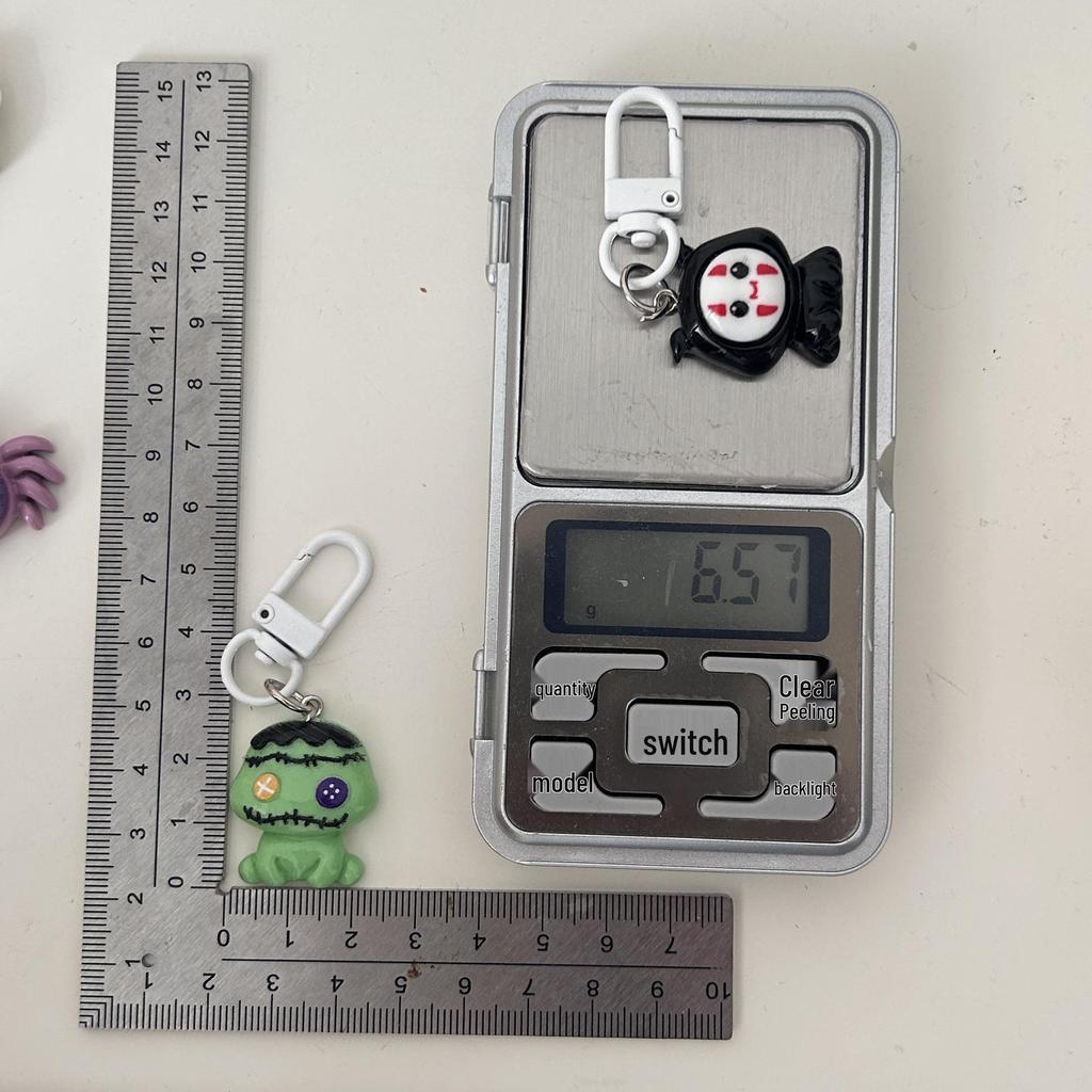 Spider Pumpkin Resin Keychain: Cute Halloween Heart Pendant for Bags