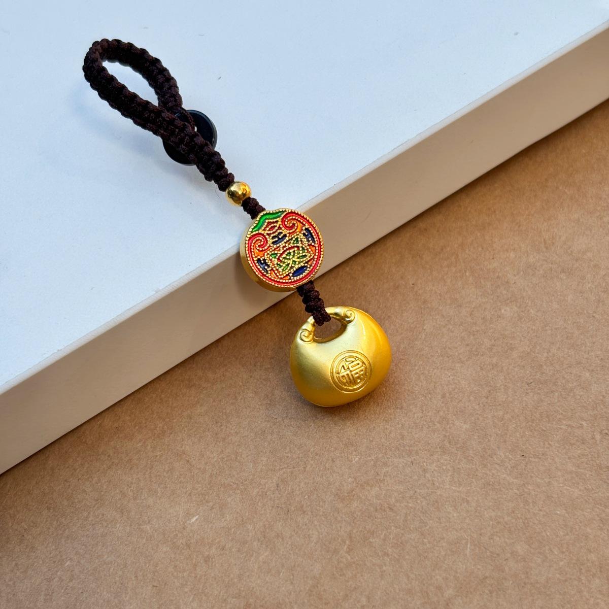 

Древний золотой брелок-подвеска с красной веревкой на удачу