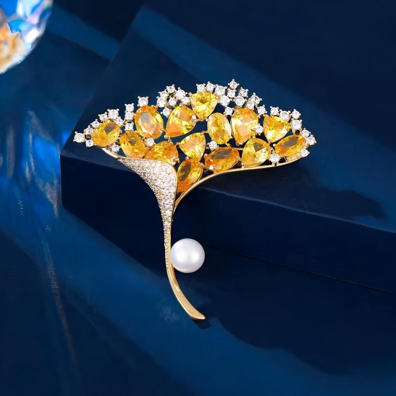 Elegant and Exquisite Ginkgo Leaf Brooch, Crystal Corsage, Light Luxury and Niche Design Sense Brooch
