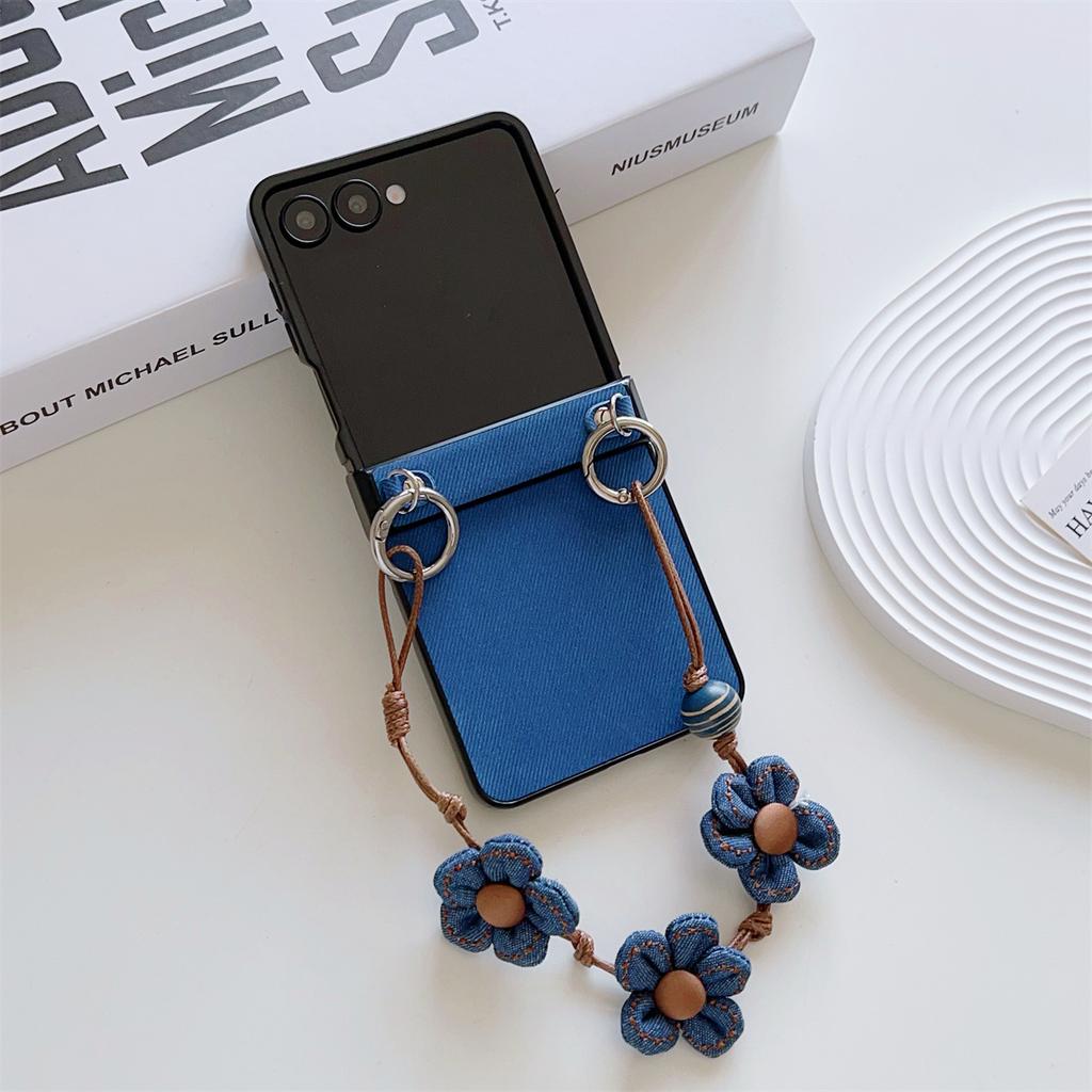 Etui na Samsung Galaxy Z Flip7 5G z teksturowanej tkaniny dżinsowej, pokrywa telefonu z TPU+PC z kwiatowym paskiem