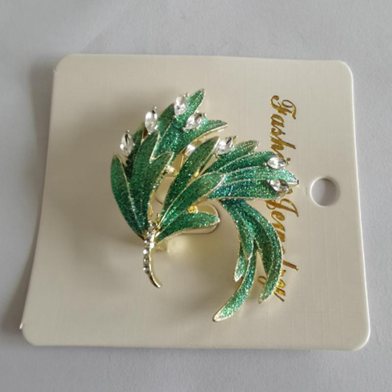 Exquisite Retro European & American Style Brooch: Unique Vintage Fashion Pin for Women - Elegant Oil Drop Design.