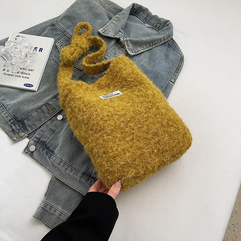 2025 New Fresh and Cute Armpit Bag Women's Plush Fashion Bucket Bag Large Capacity Casual Shoulder Crossbody Bag