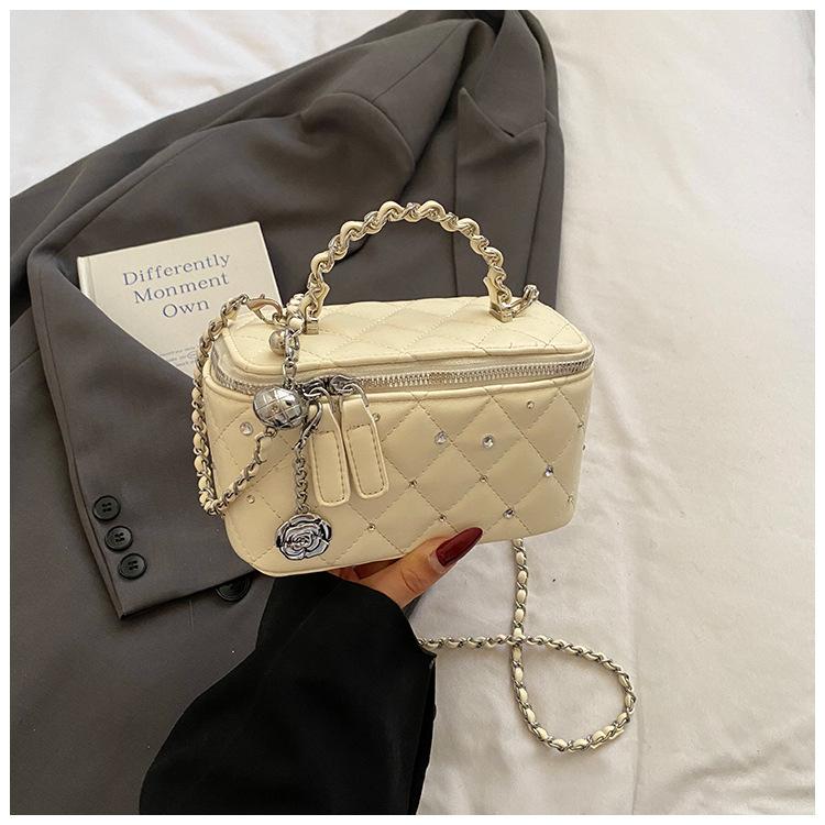 

Модная сумка-клатч с бриллиантовой цепочкой, женская, 2025, новая, высококлассная, с яркими бриллиантами, в иностранном стиле, на одно плечо, сумка-мессенджер, тренд