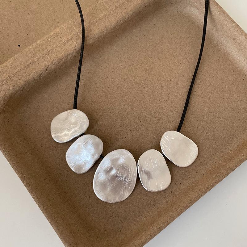 Regulowany Minimalistyczny Geometryczny Plisowany Skórzany Naszyjnik: Wszechstronny Łańcuszek na Obojczyk o Wysokiej Czułości