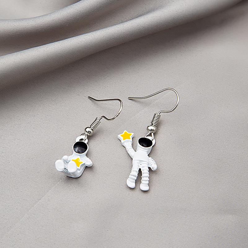 Fashion Asymmetry Astronaut Star-Picking Earrings Creative Temperament Design Sense Earrings Female