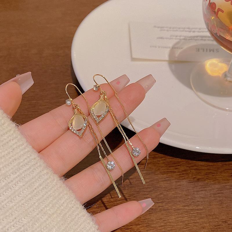 

High-end opal fringed earrings women s light luxury personalized long earrings Korean round face thin ear jewelry