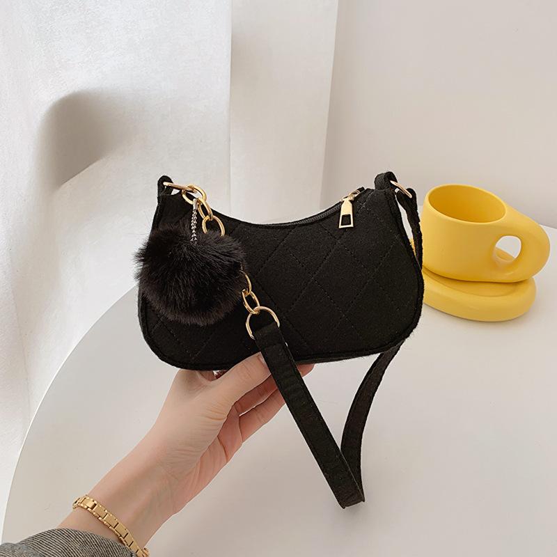 

Модная повседневная женская сумка 2024 года, летняя маленькая свежая трендовая сумка подмышкой, темпераментная текстура, одно плечо, иностранный стиль, маленькая квадратная сумка чёрный