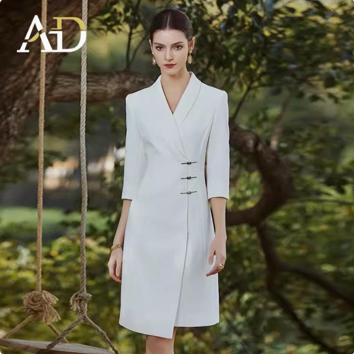 

Весенне-летнее белое платье с асимметричным кроем и пуговицами-лягушками, стройнящее фигуру L