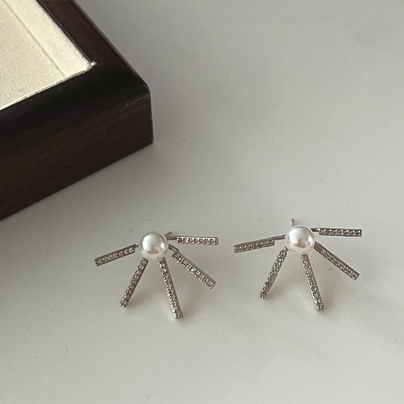 2023 Trendy Retro Pearl Stud Earrings: Sparkly Niche Design for Women