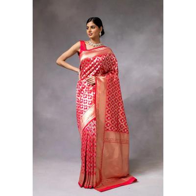 Όμορφο Ζαρικό έργο σε μορφή παραδοσιακών μοτίβων. Αυτό το όμορφο σάρι είναι κομψά διακοσμημένο με υπέροχο Μονόχρωμο Ζακάρ