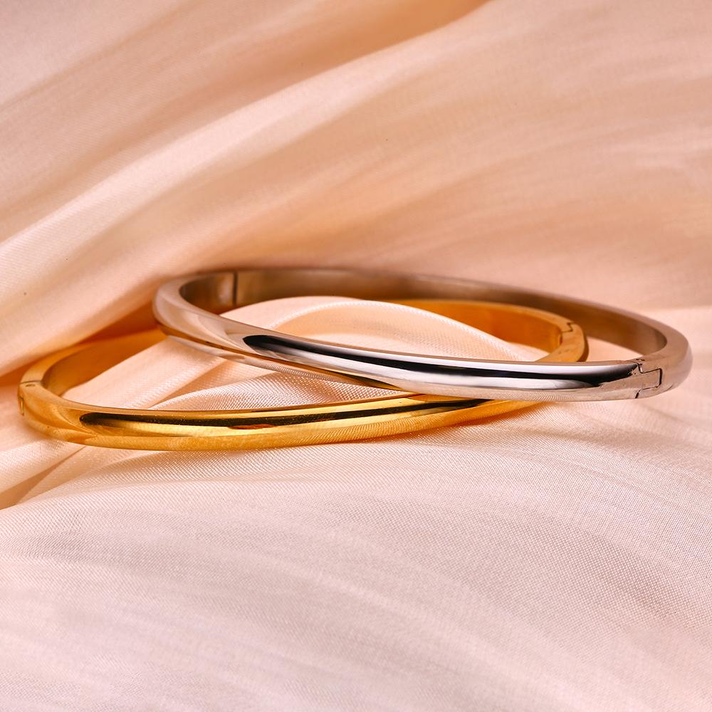 Trendy Women's Stainless Steel Ring Bracelet with Smooth Arc Buckle - Simple and Fashionable Design