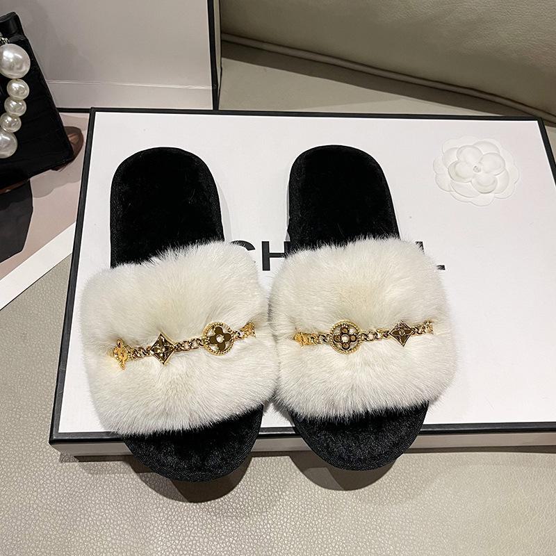 

Жіночі модні хутряні тапочки на металевому ланцюжку - стильні шльопанці на плоскій підошві для дому, осені та зими. 36/37 білий