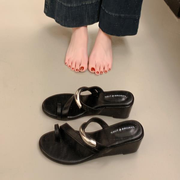 

Модная обувь Женская 2025 Женские тапочки Резиновые шлепанцы Роскошные шлепанцы На каблуке Мюли Заклепка Новые Пляжные Гавайские Дизайнерские Мягкие Высокие 35