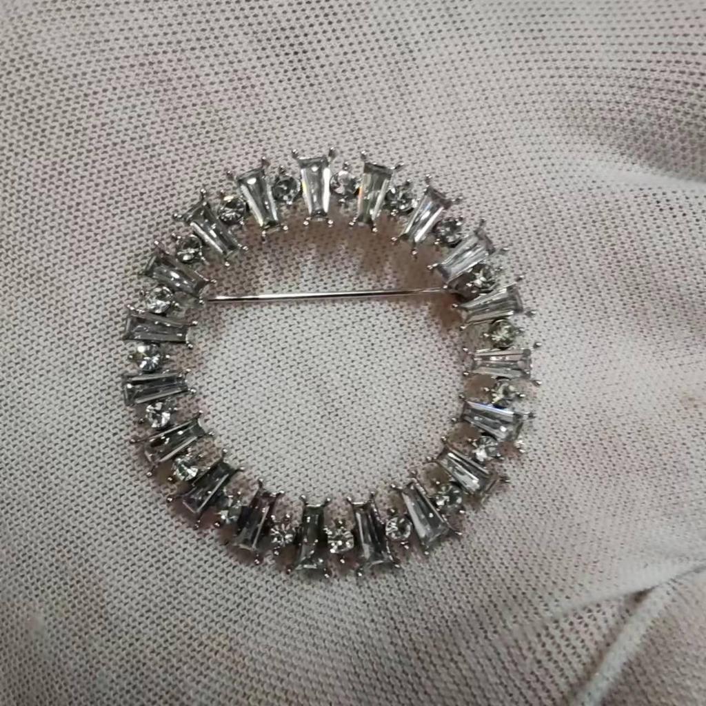 High-End Korean Alloy Scarf Buckle with Diamond, Pearl, and Brooch Pin Accessories