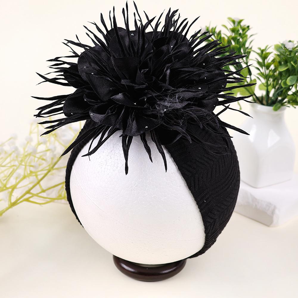 Cappello per la protezione della fontanella per bambini con fiore di camelia e strass