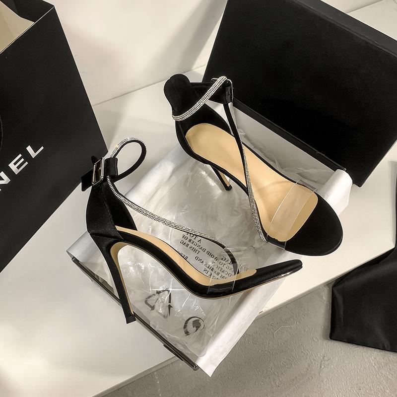 Sandálias de uma tira femininas 2025 novo verão cetim bico aberto transparente salto alto moda strass sapatos femininos