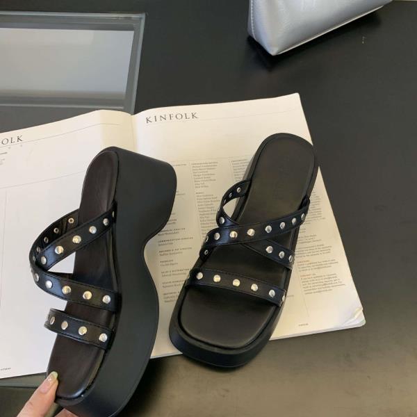 

Модные шлепанцы женские летние с квадратным носком, перекрещенными ремешками, резиновые шлепанцы на платформе с заклепками, женская обувь, низкие, мягкие, гавайские, 2025, скандальные 35