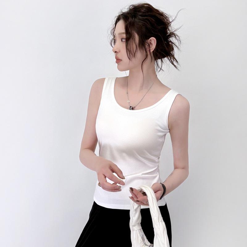 A New Style of Sleeveless, One-piece Halter Top for Women Who Can Wear Alone As An Inner Layer To Make Them Look Slimmer