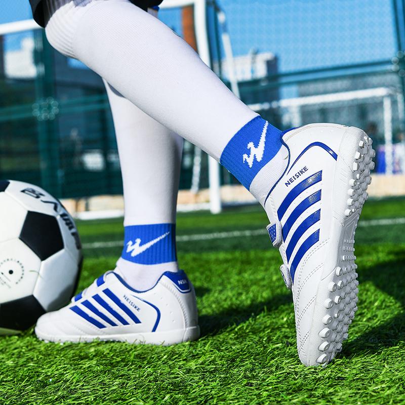 28-38 Stoßdämpfende, rutschfeste, verschleißfeste Klettverschluss-Kurznagel-Outdoor-Fußballschuhe, die Kinderschuhe trainieren