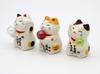 Yakushi Kiln Maneki-neko Ausstellungsset (24 Stück) mit Saitama Mochi (mit viel Glück Aufklebern)