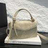 Această Geantă de Mână Pătrată Mică este Simplă, la Modă, Versatilă și Elegantă. Este o geantă crossbody cu un singur umăr