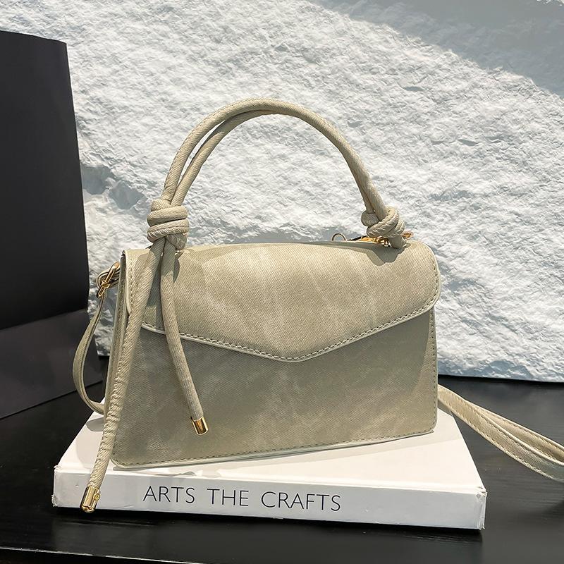 Această Geantă de Mână Pătrată Mică este Simplă, la Modă, Versatilă și Elegantă. Este o geantă crossbody cu un singur umăr