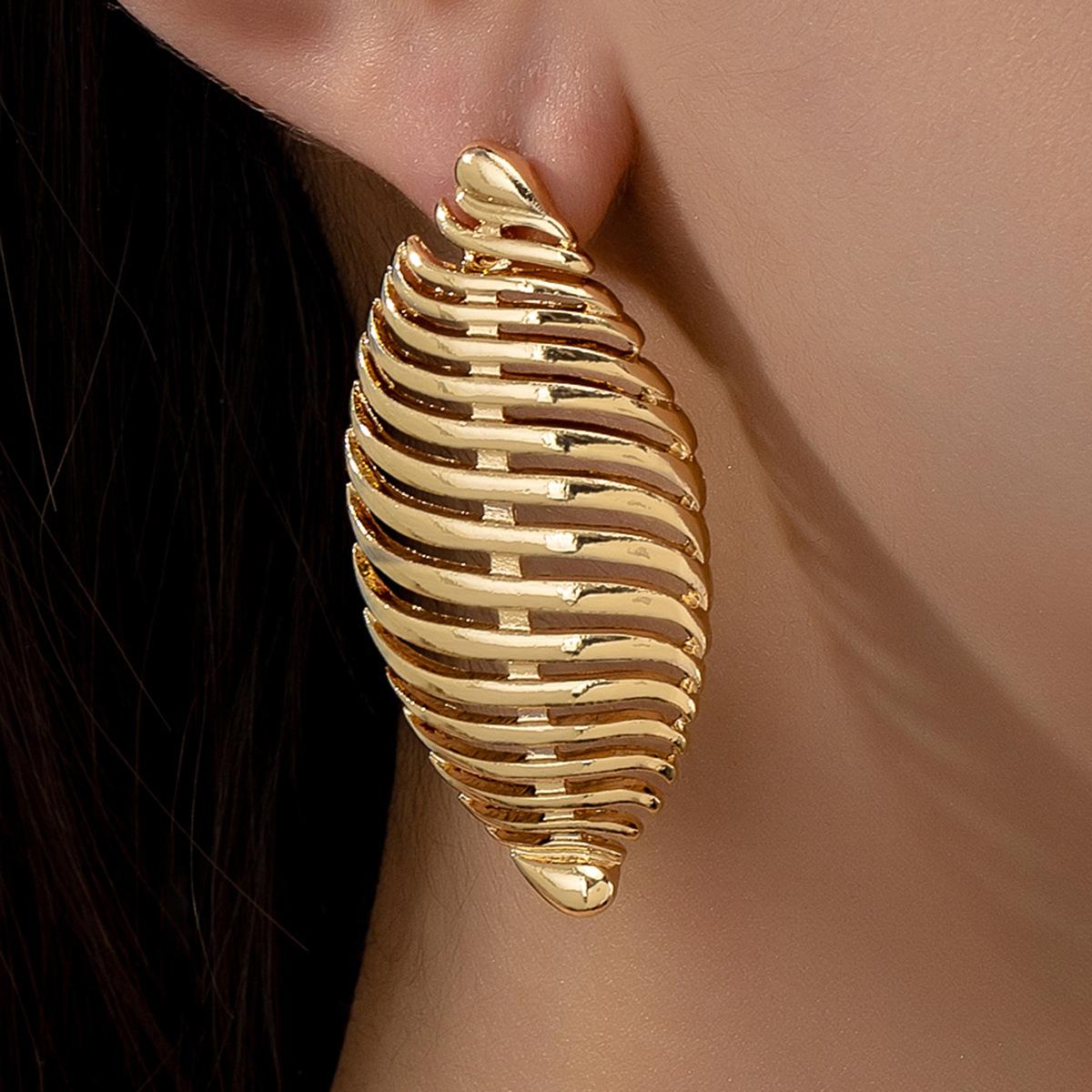 

A pair of leaf line thread exaggerated trend earrings золотой