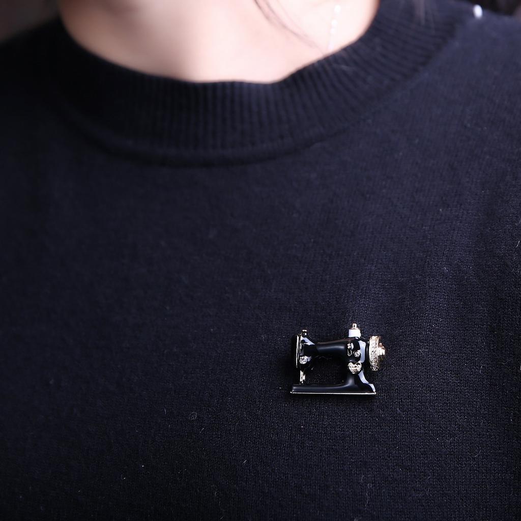 Creative Rhinestone Black Enamel Sewing Machine Brooches For Women Men Vintage Fashion Punk Sewing Instrument Buckle Pin Jewelry