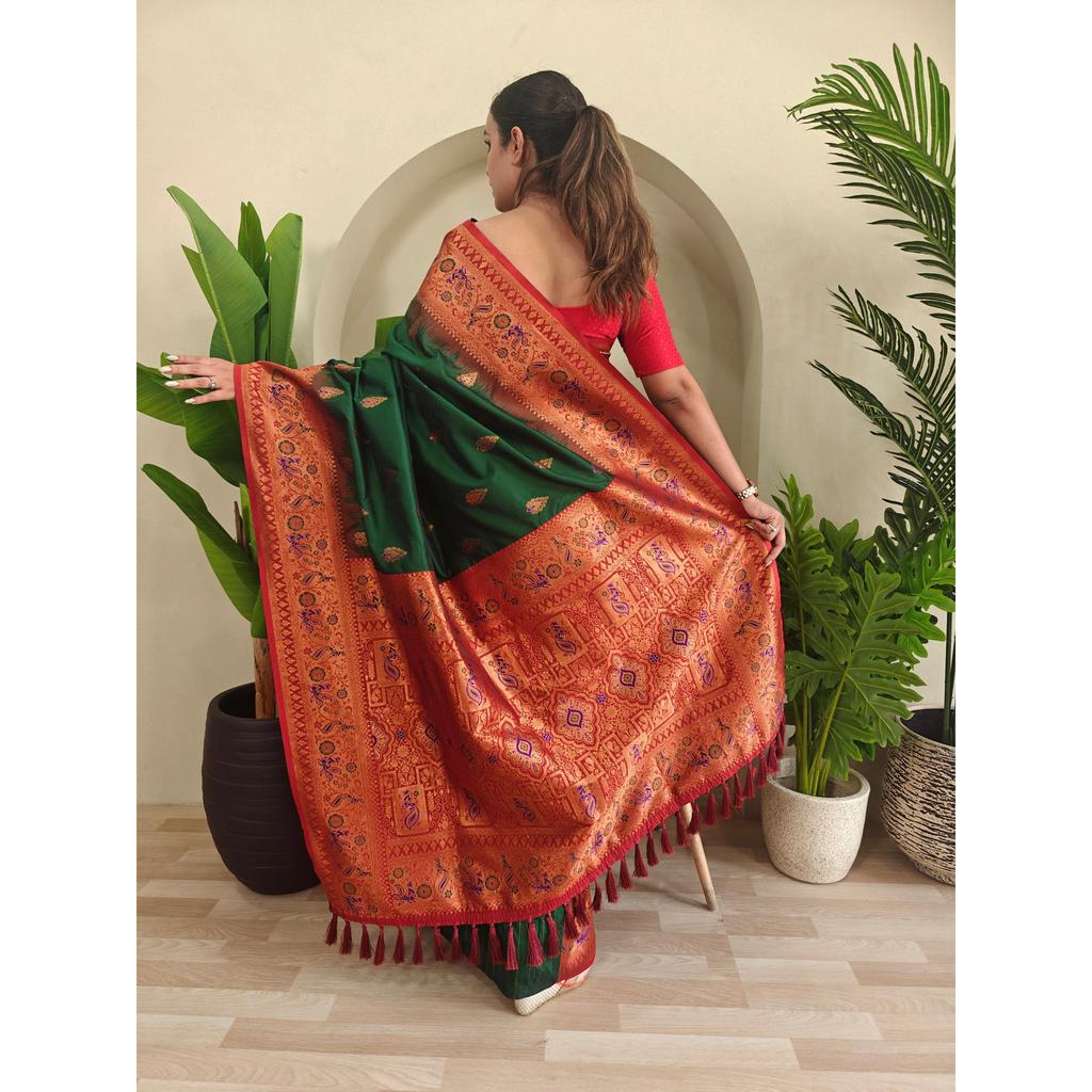 Sari z jedwabiu Paithani z unikalnymi motywami pawia i zdobieniami meenakari, z kontrastowym pallu i designerską kontrastową obwódką. Z frędzlami.