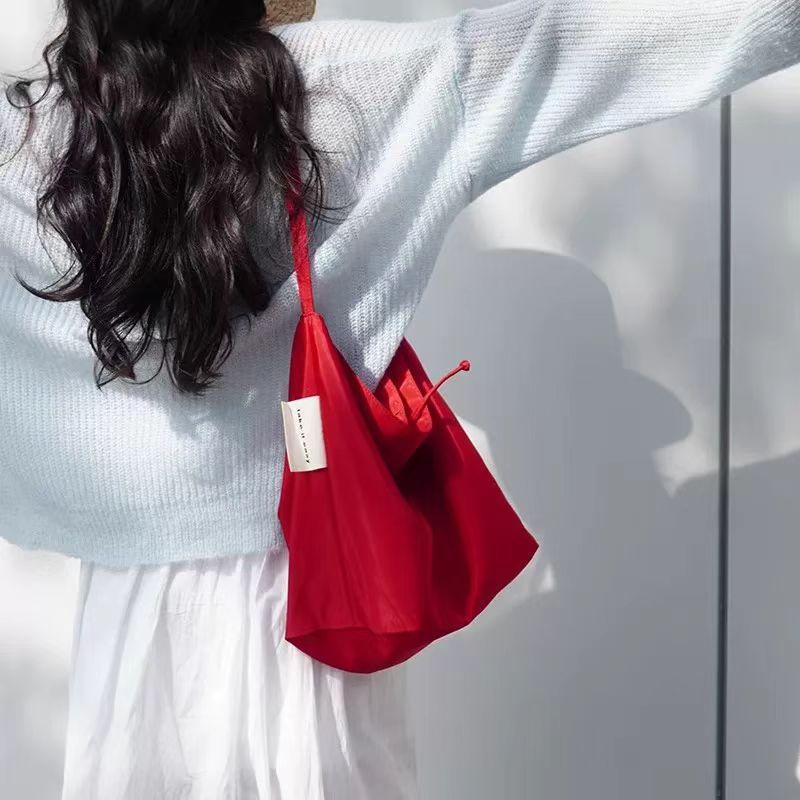 

Xin Zhilei same red bag, nylon canvas bag, women s new tote bag, large bag, shoulder messenger bag.