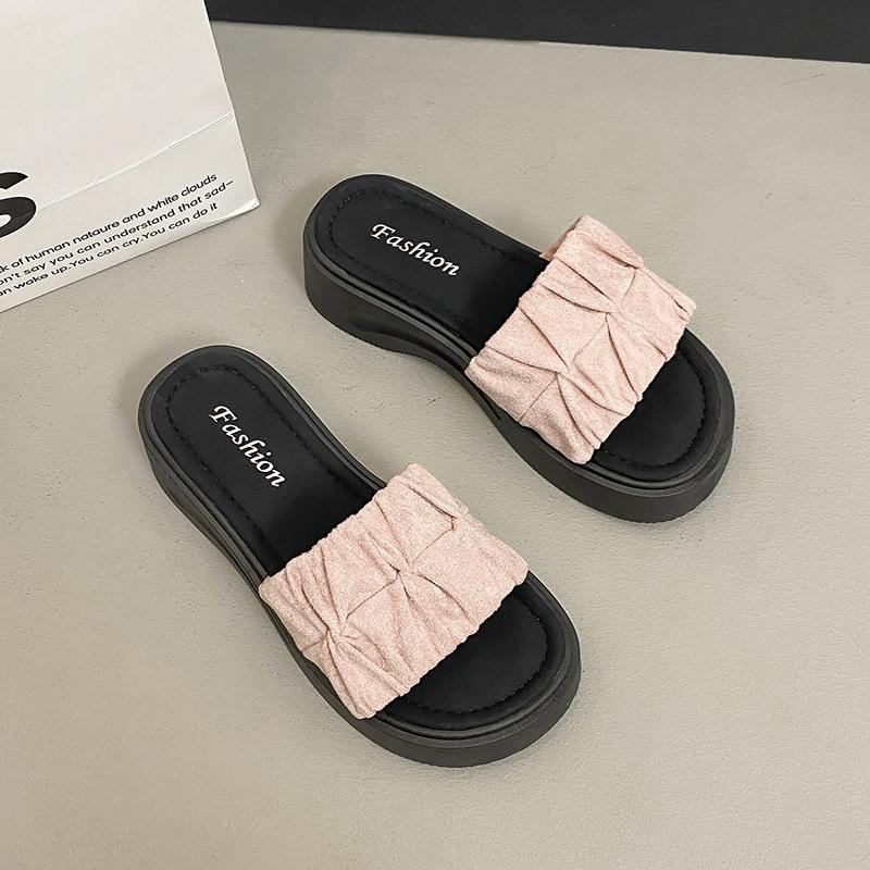 Thick-bottomed muffin sandals Internet celebrity beach fashion 2025 one-word drag super fire pleated slippers women's summer wear new models