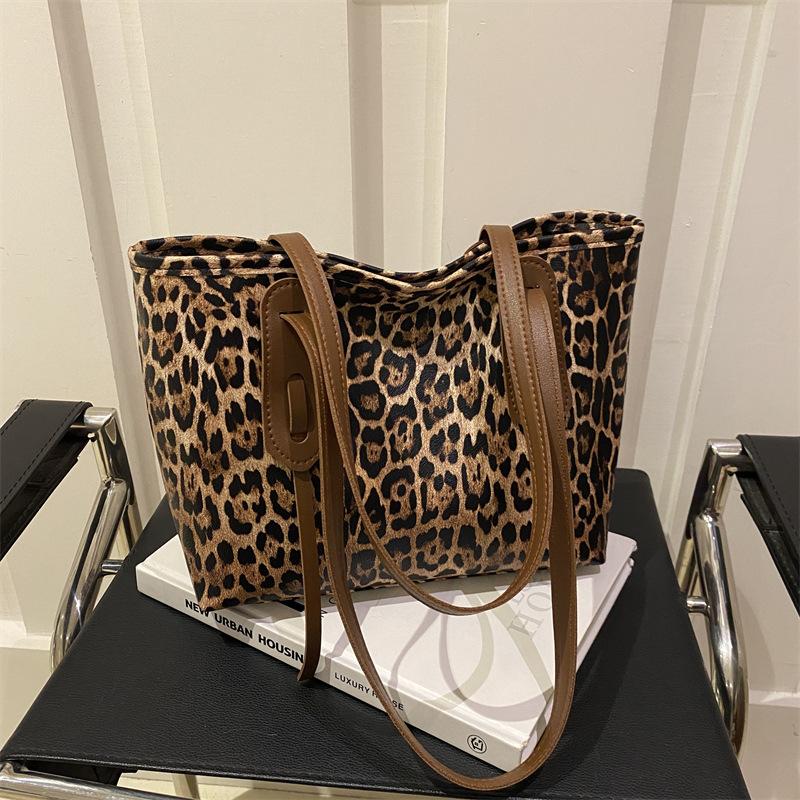 

Leopard print bag women s large capacity 2025 new autumn and winter casual versatile shoulder shopping bag commuter tote bag коричневий