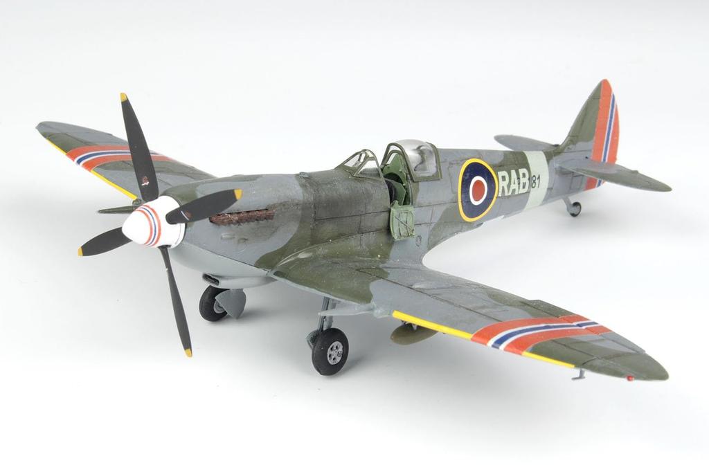 PLATZ 1/72 WWII British Spitfire Mk. IXC Plastic Model Kit with Photo-Etched Parts (AE-30)