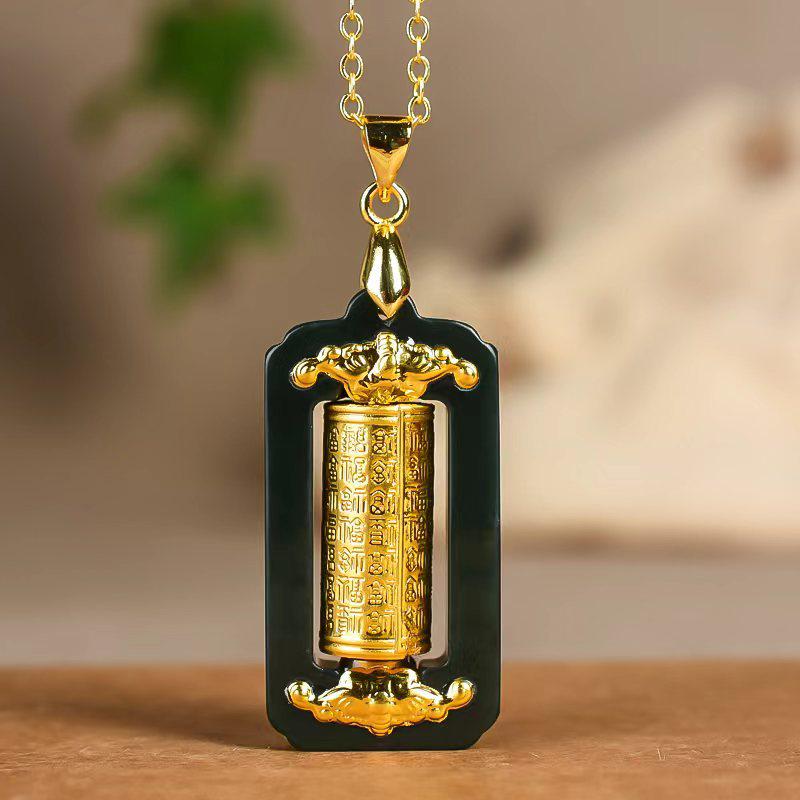 

Подвеска из нефрита Хэтянь с золотой инкрустацией «Фу Лай Юнь Тун» и «Сутра сердца»