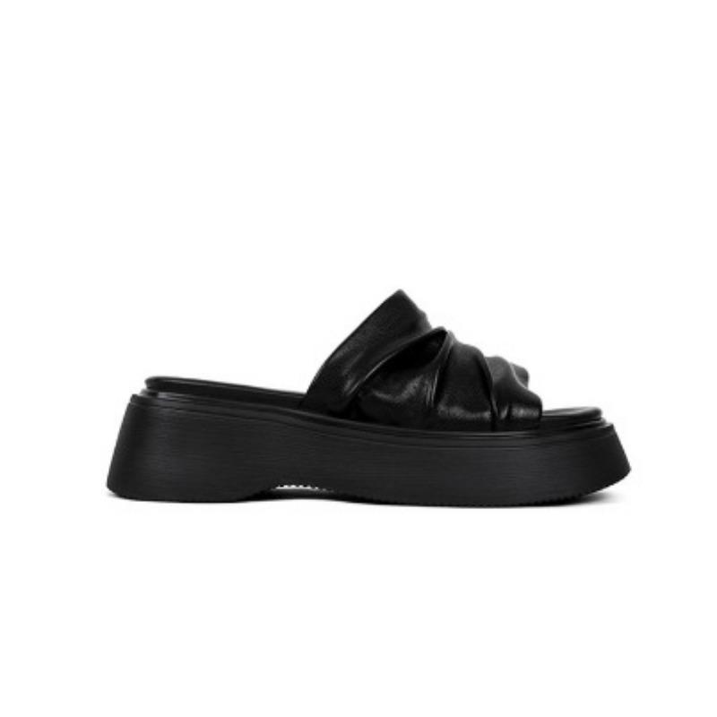 In Summer Women Wear Thick-soled Height-increasing Shoes Flip-flops and Cool Sandals with Sponge Soles