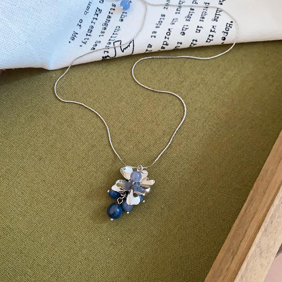 Elegant Faux Stone Marbled Flower Necklace – Stylish Sweater Chain for Unique Fashion Statements