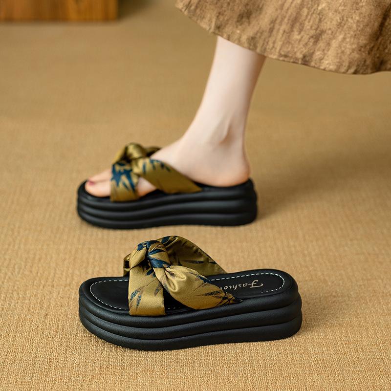 

Thick-soled cool slippers 2025 summer new women s versatile outer wear fashion muffin one-word drag with skirt beach shoes 40 коричневий