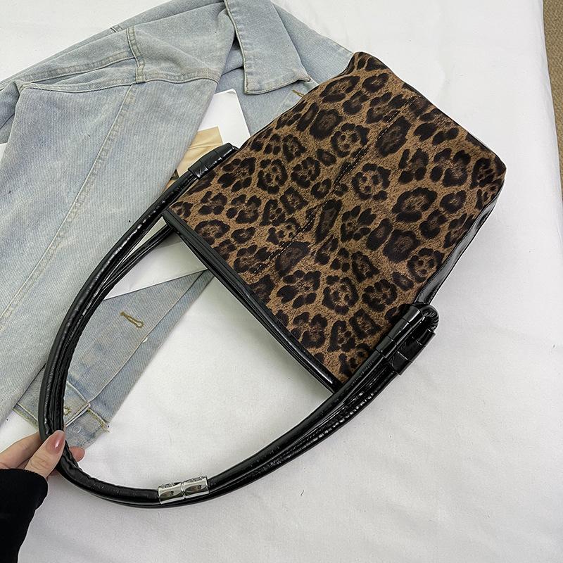 Autumn and winter super fire leopard print bucket bag 2025 new women's commuter versatile fashion trend exquisite portable shoulder bag