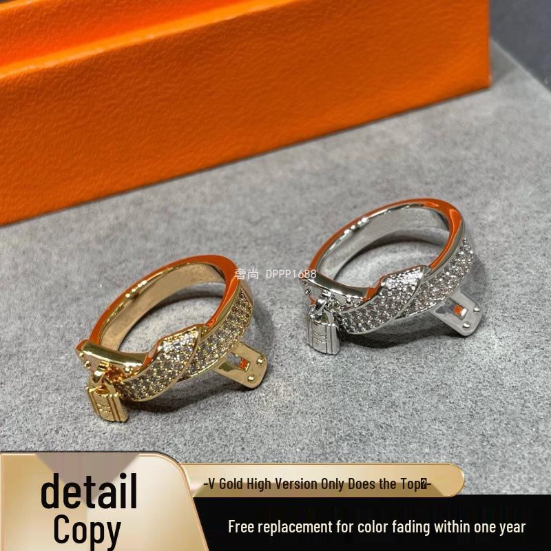 Anello a Nodo H a Fibbia Completa Placcato Oro V per Donna, Impostato a Mano CNC con Diamanti ad Alto Tenore di Carbonio, Design di Lusso con Fibbia Kelly.