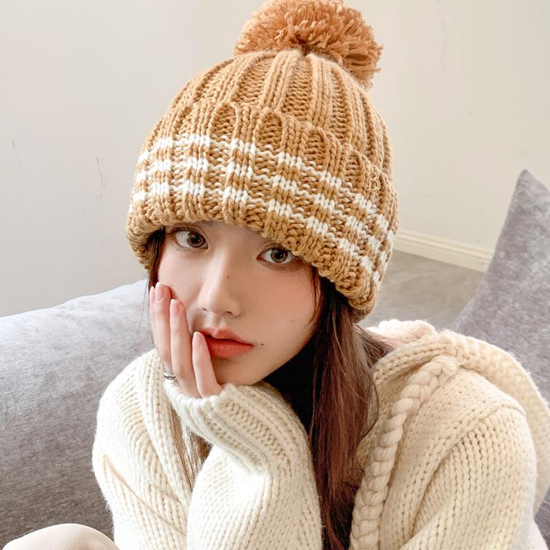 Niedliche Wollbommel schwarz-weiß gestreifte Strickmütze Damen Winter Herbst und Winter neu thermisch Ohrenschutz Wollmütze Tide