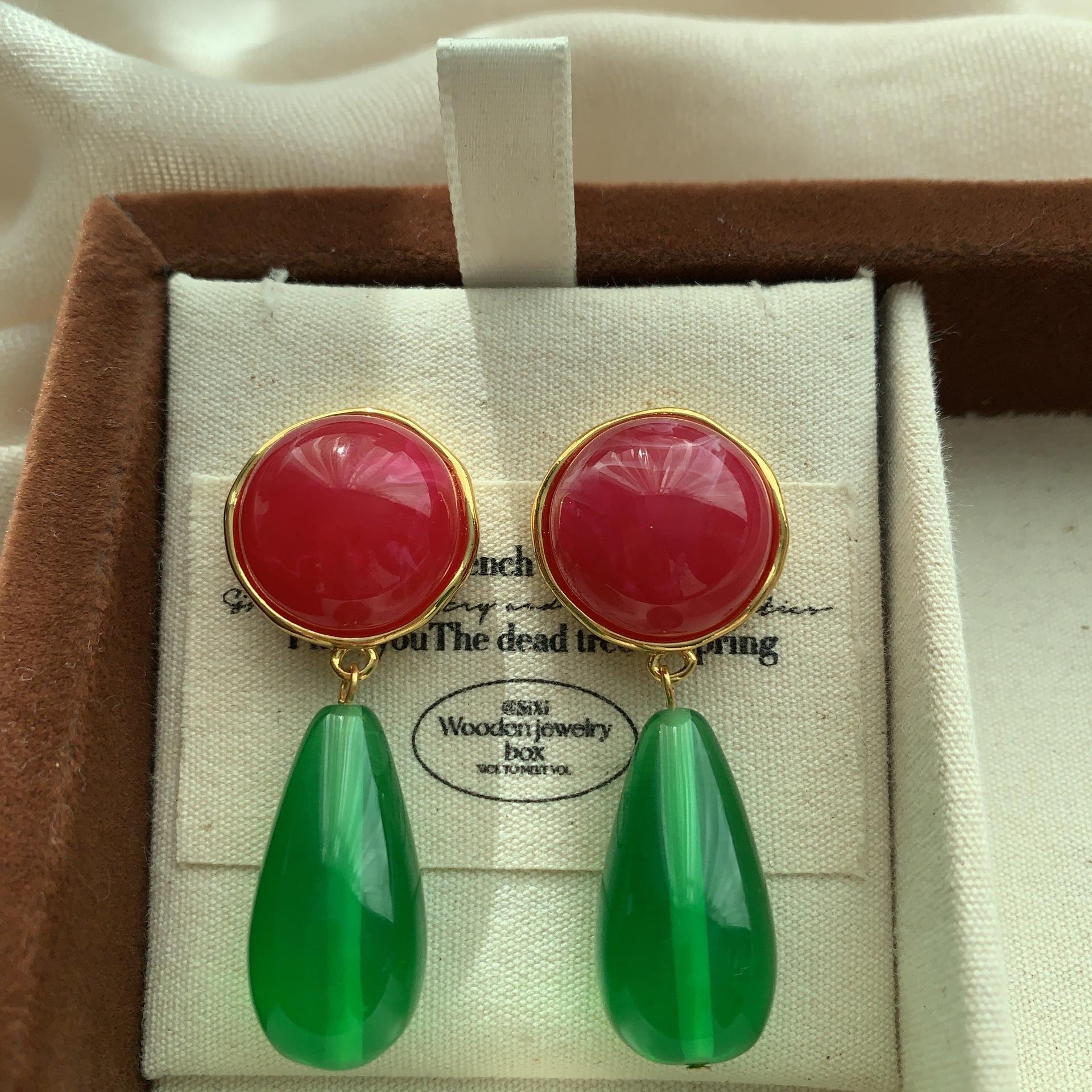 

Retro high-end geometric water drop stud earrings female resin classic contrasting colors niche design fashionable romantic light luxury earrings