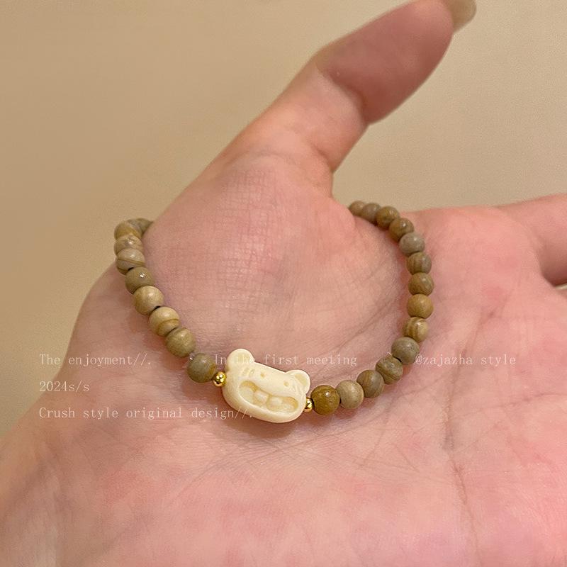 

Изысканный браслет из бусин зеленого сандала: Милый шарм в виде медвежонка, Нишевый дизайн в стиле легкой роскоши, Женские украшения в новом китайском стиле