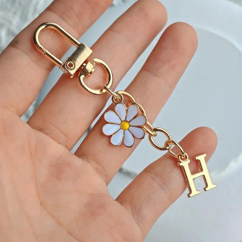 Metal Daisy Letter Keychain Fashion A-Z 26 Letters Keyring Charms Mobile Phone Key Holders Bag Pendant Accessories Couple Gift