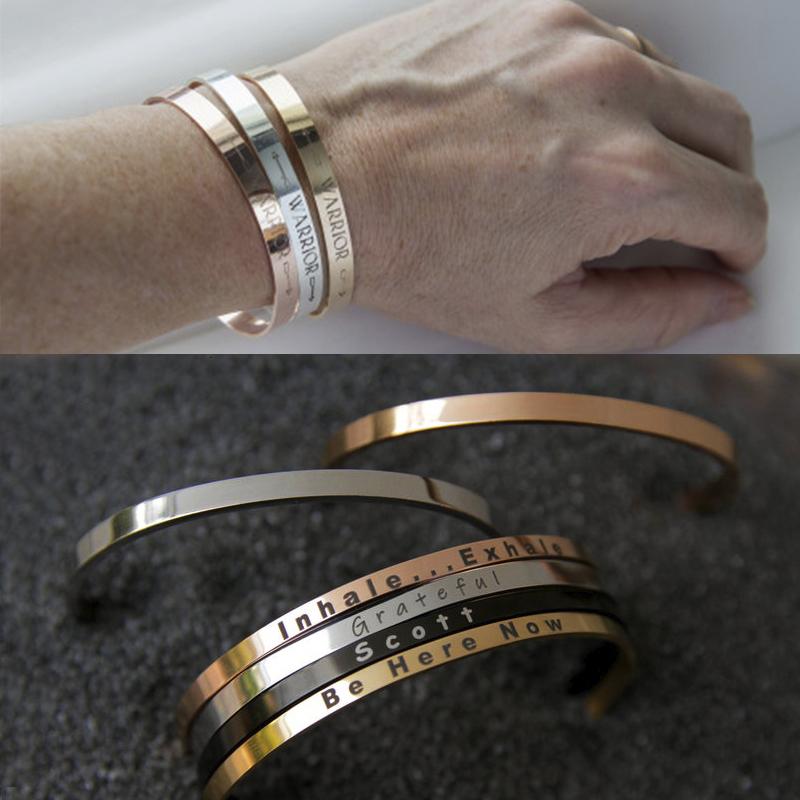 Vnox Kundenspezifisches Basic Klassisches Armreif für Herren Damen Glänzender Edelstahl Schlichter Manschettenarmreif Personalisierter Name Geburtstagsgeschenk
