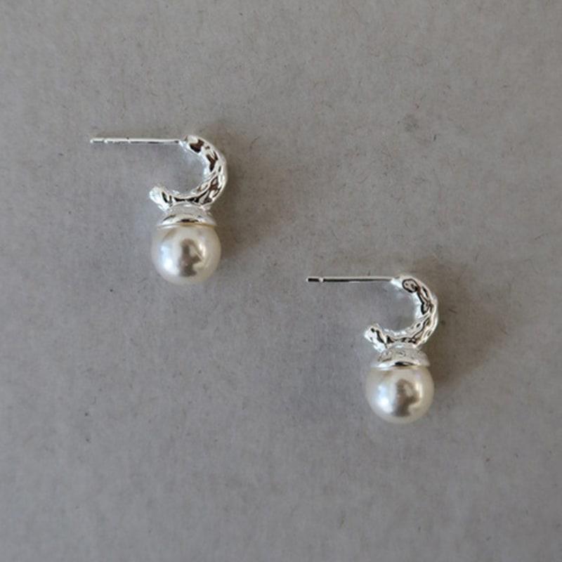 MIDNIGHT MOMENT Half Hoop Pearl Earring - Silver