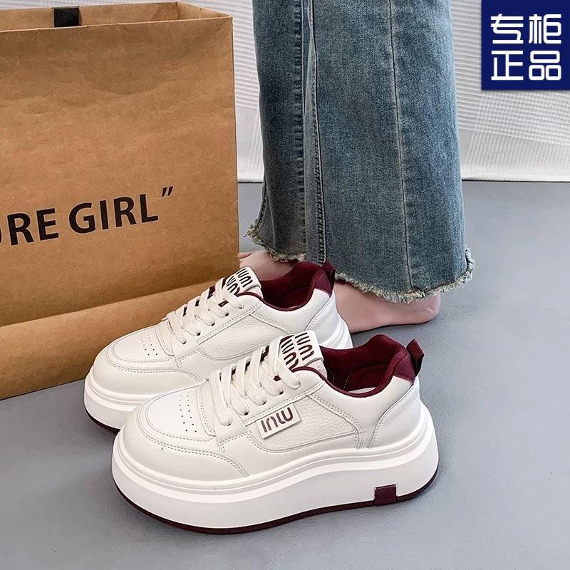 Lipantys į šūdą, jaučiantys baltus batus moteriški 2025 nauji populiarūs universalūs storu padu laisvalaikio riedlenčių batai neslystantys minkštu padu sportbačiai moterims