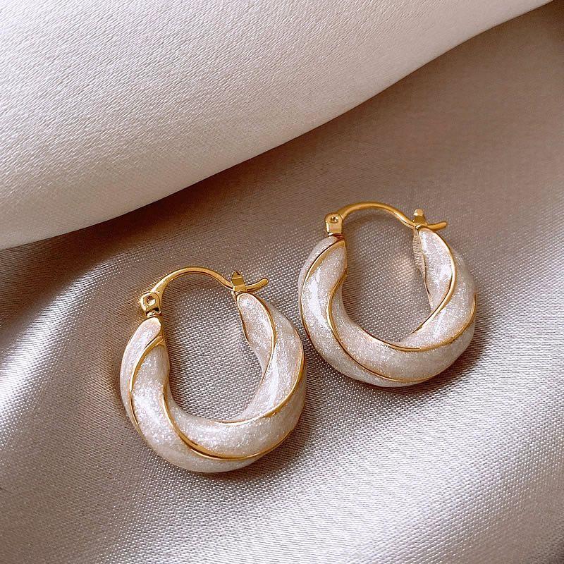 

Оуян Нана Тот же стиль Серьги-капли с глазурью Женские 2025 Новое поступление Самые продаваемые Серьги-клипсы Доступная роскошь Причудливые серьги-пусеты Drop Glaze Twist Earrings