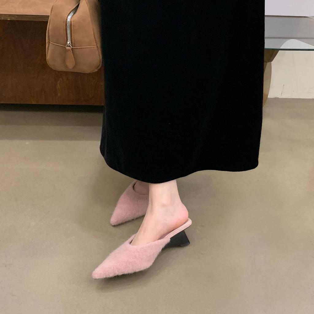 In the autumn of 2025, the new pointed-toed wedge heel, medium heel, half-tow, European and American fashion bag head, high-heeled fluffy shoes, sl