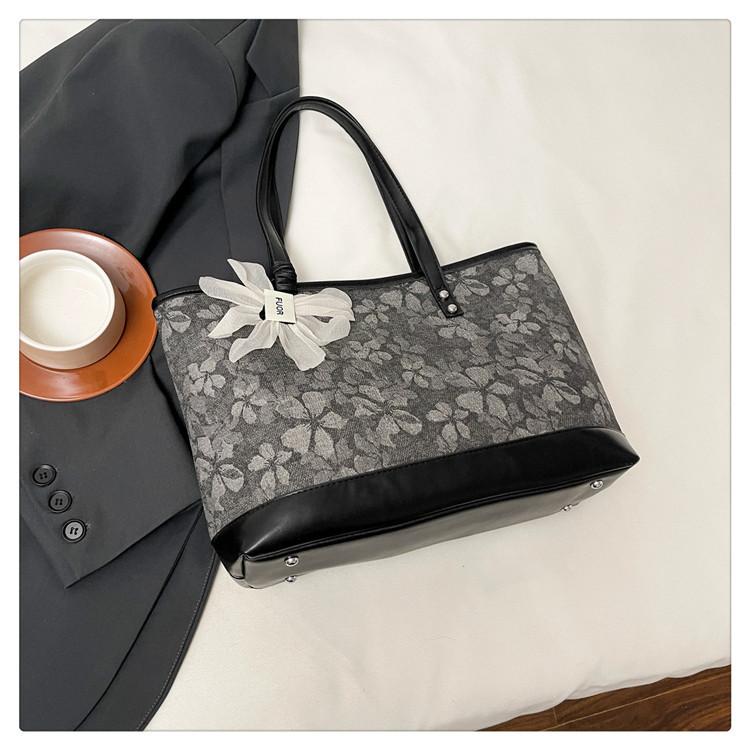 

Сумка-тоут большой вместимости женская с цветочным простым стилем нишевого дизайна на плечо для поездок на работу универсальная портативная женская сумка чёрный