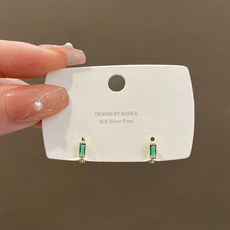 

You don t need to pick emerald square small ear buckles when sleeping, niche earrings, mini ears.